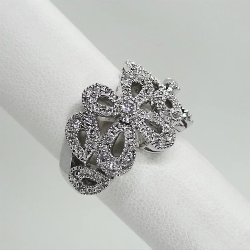 ❌SOLD❌ Lia Sophia “Abloom” Silver Flower Ring